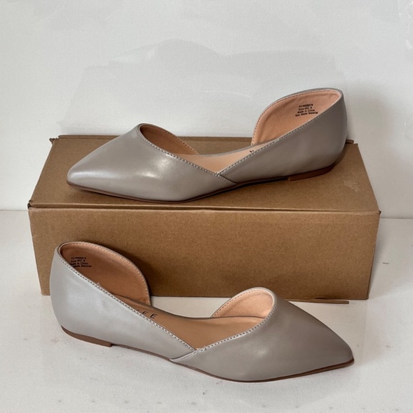 Journee Collection Cortni  Pointed-Toe Flats - Picture 5 of 8